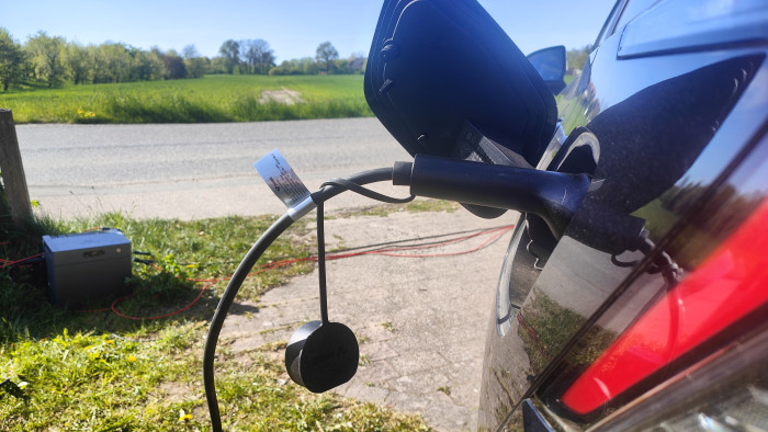 Der Aufbau der eigenen Steckersolar-Tankstelle ist denkbar einfach. Nur die Kabel sollten bei dauerhafter Installation besser geschützt werden als hier im Bild. (Bild: Dennis Ziesecke)